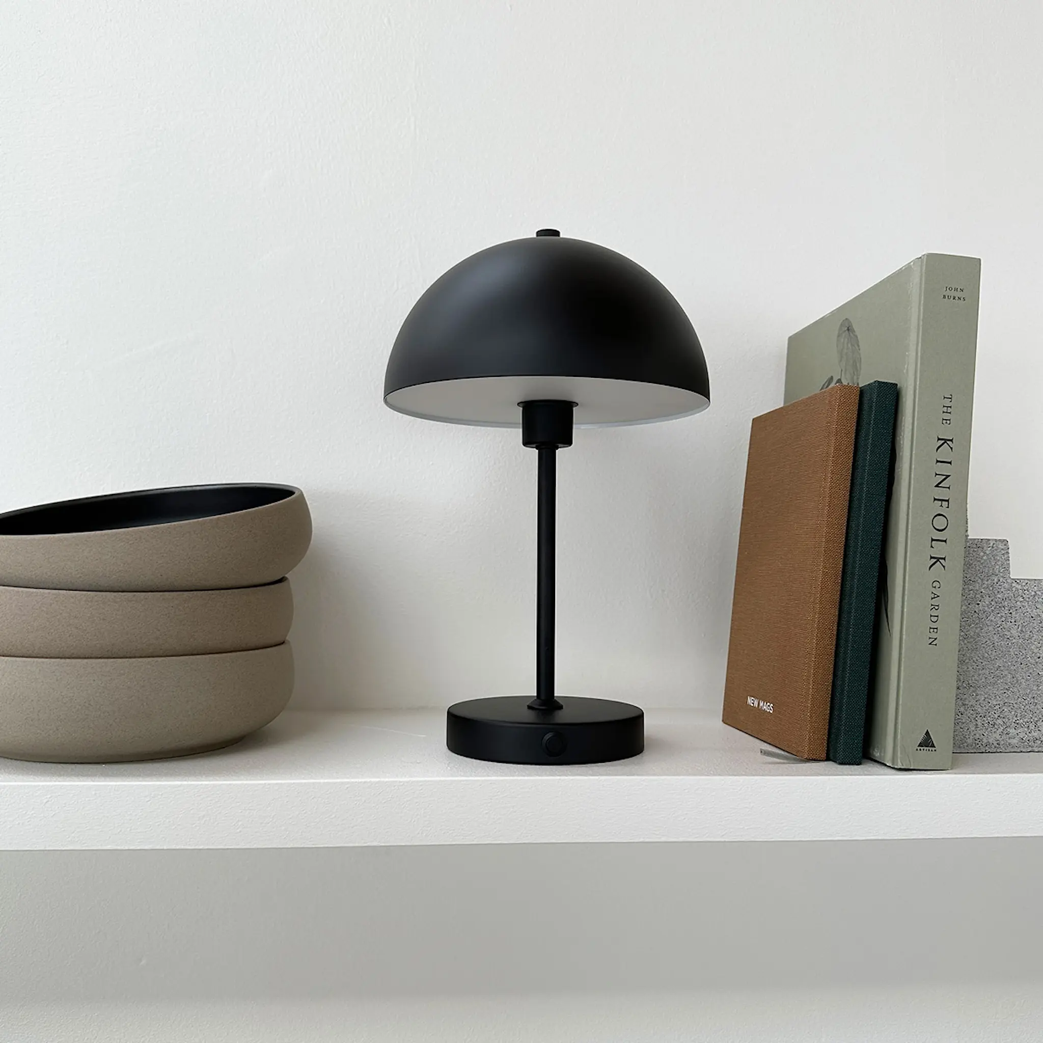 Dyberg Larsen Stockholm Kannettava pöytävalaisin versio 2 30 cm Musta