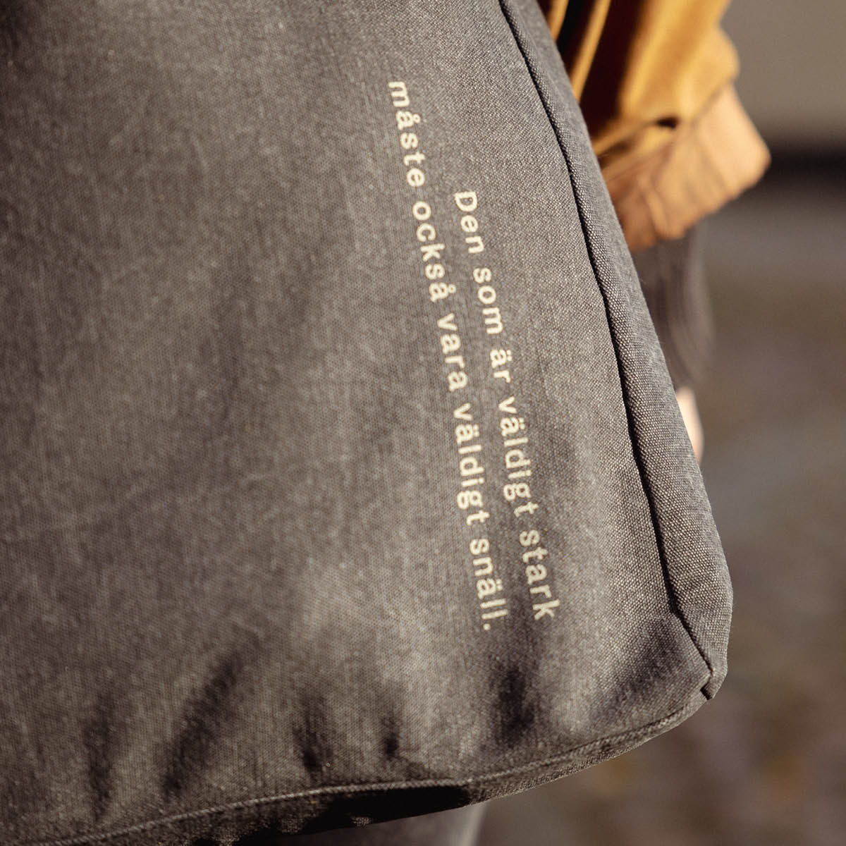 Design House Stockholm Astrid Lindgren tygkasse 40x31 cm Den som är väldigt stark... svart