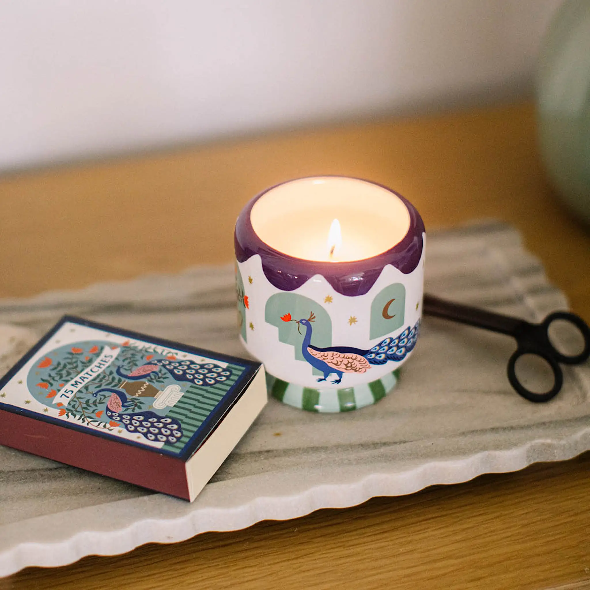 Paddywax Adopo doftljus misted lime 8,8 cm Peacock blå