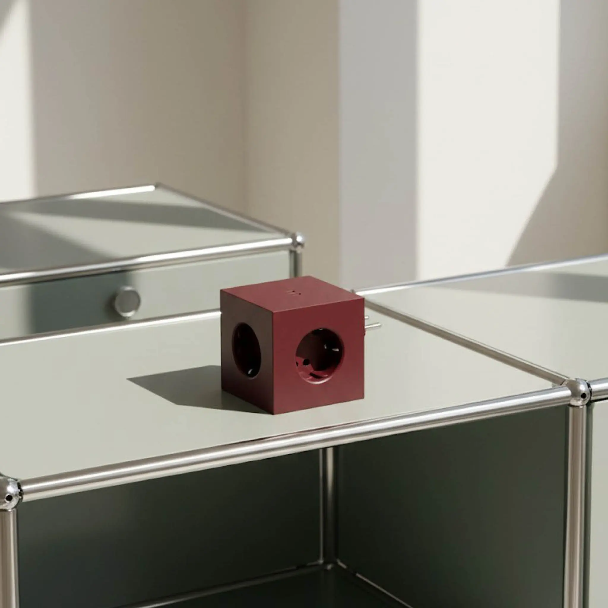 Avolt Square 2 Bauhaus Archiv USB-C 76x76 cm 30W Mulberry Red