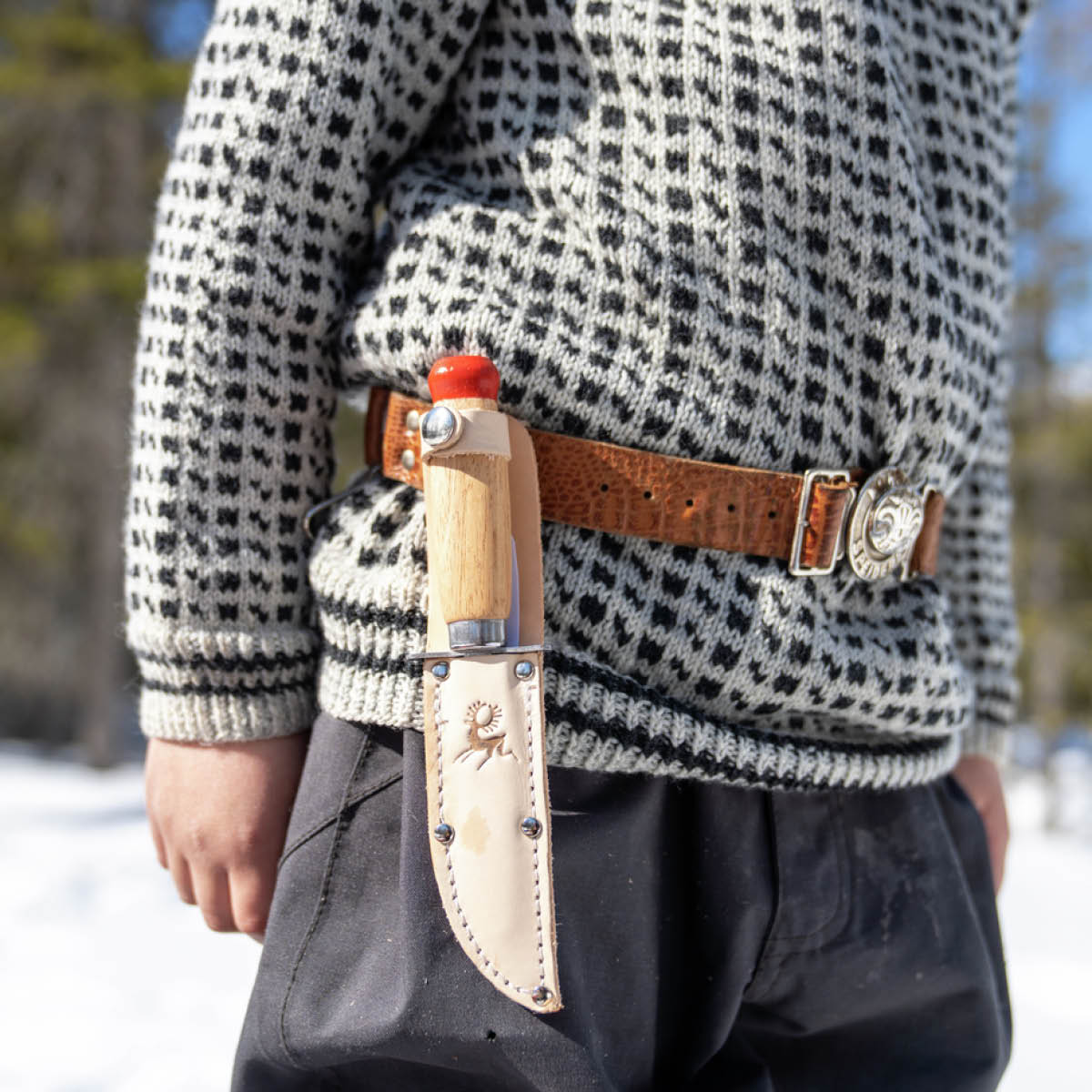 Brusletto Scoutkniv trubbig spets 18,5 cm trä/röd