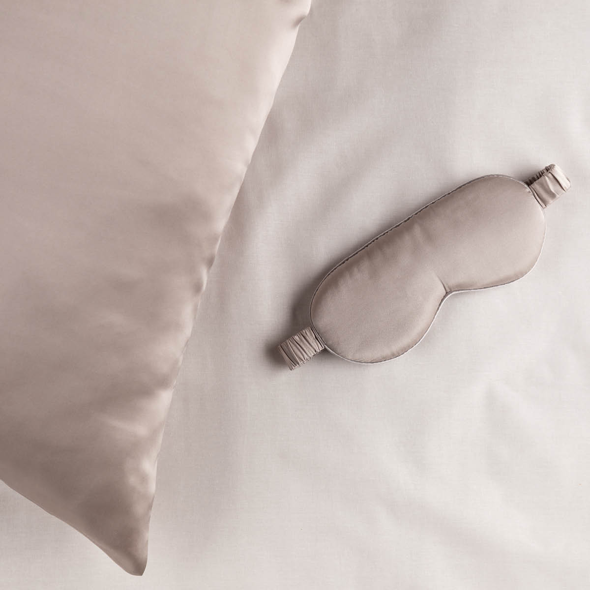 Fanni K Sovmask siden 20,5 cm ljusgrå