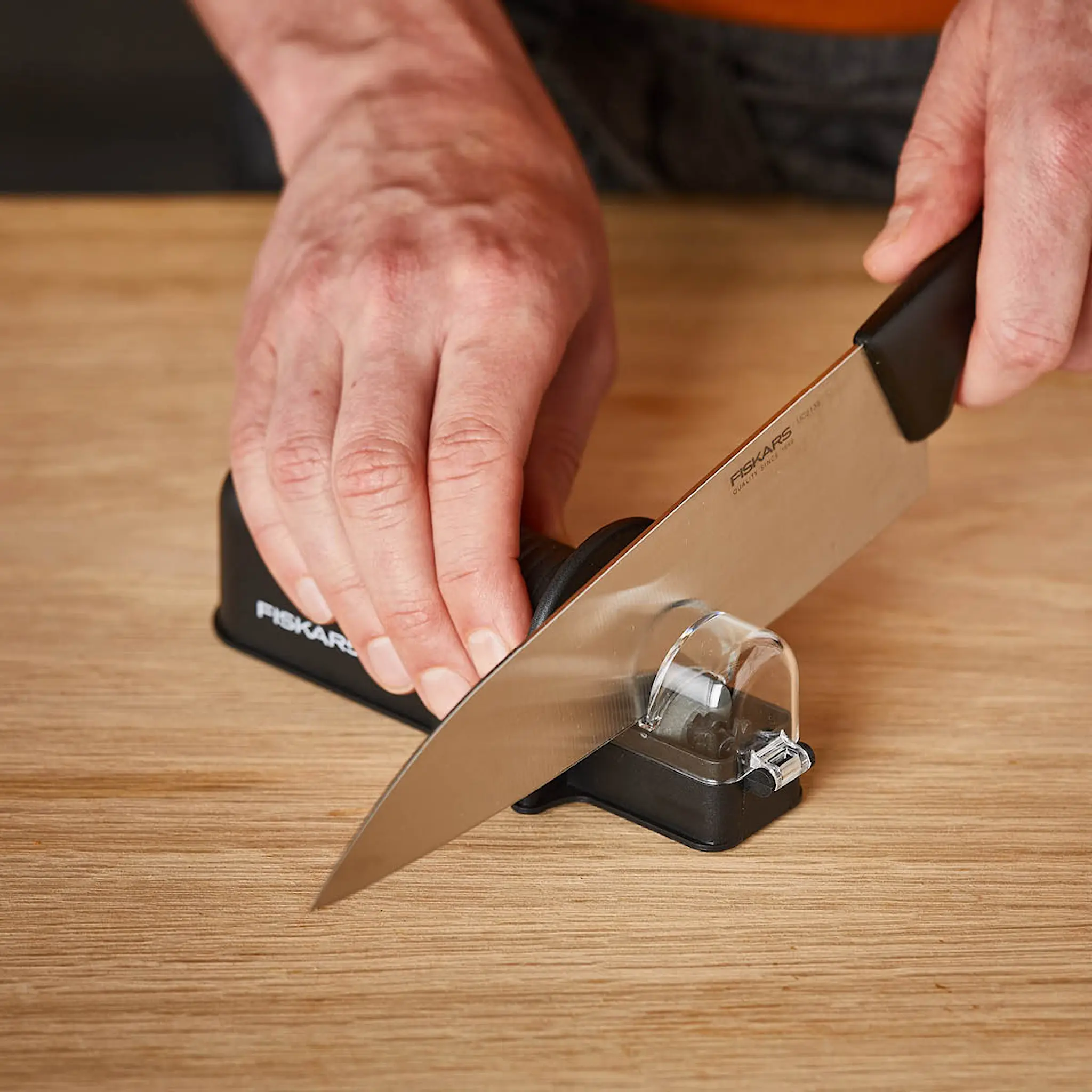 Fiskars Essential Roll-Sharp Veitsenteroitin Musta