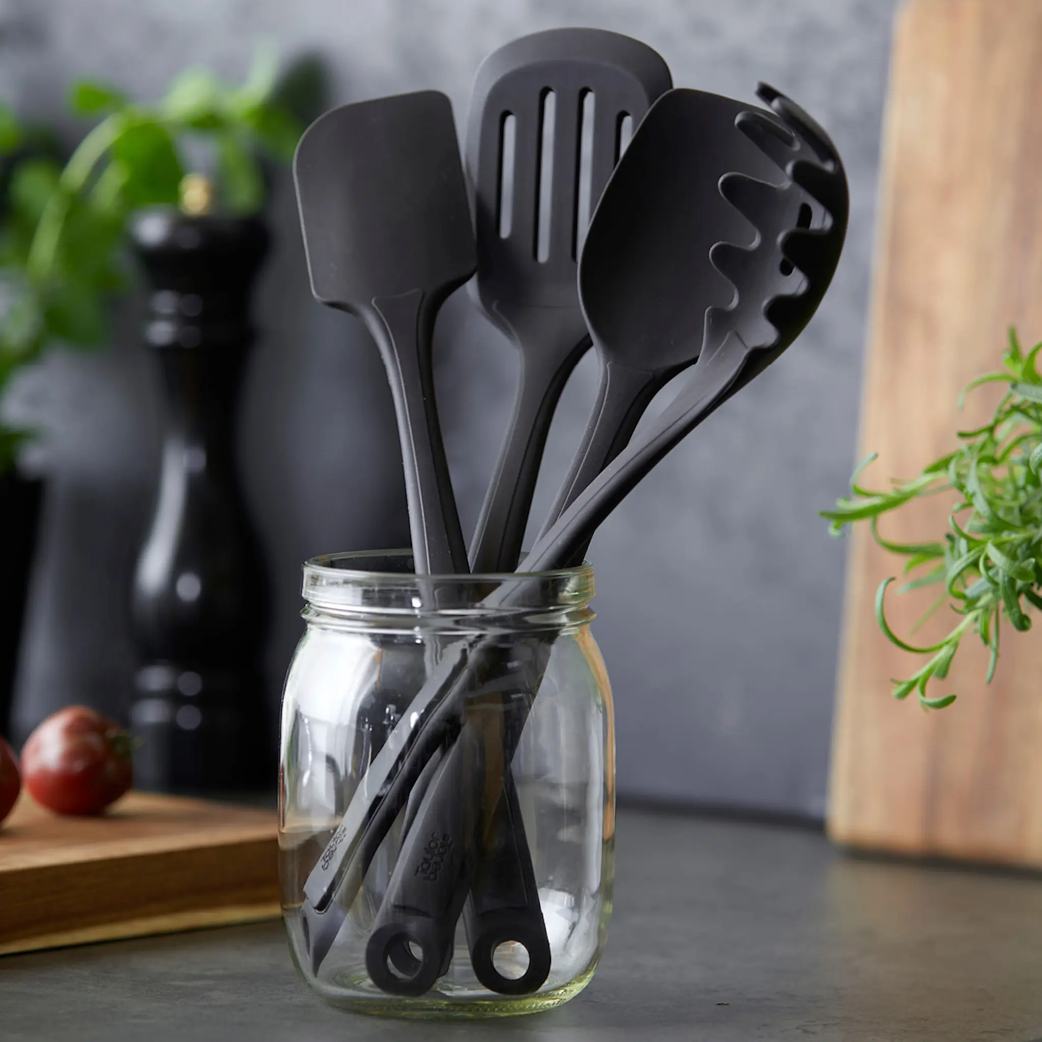 Tareq Taylor Annie gryteskje 33 cm svart hover