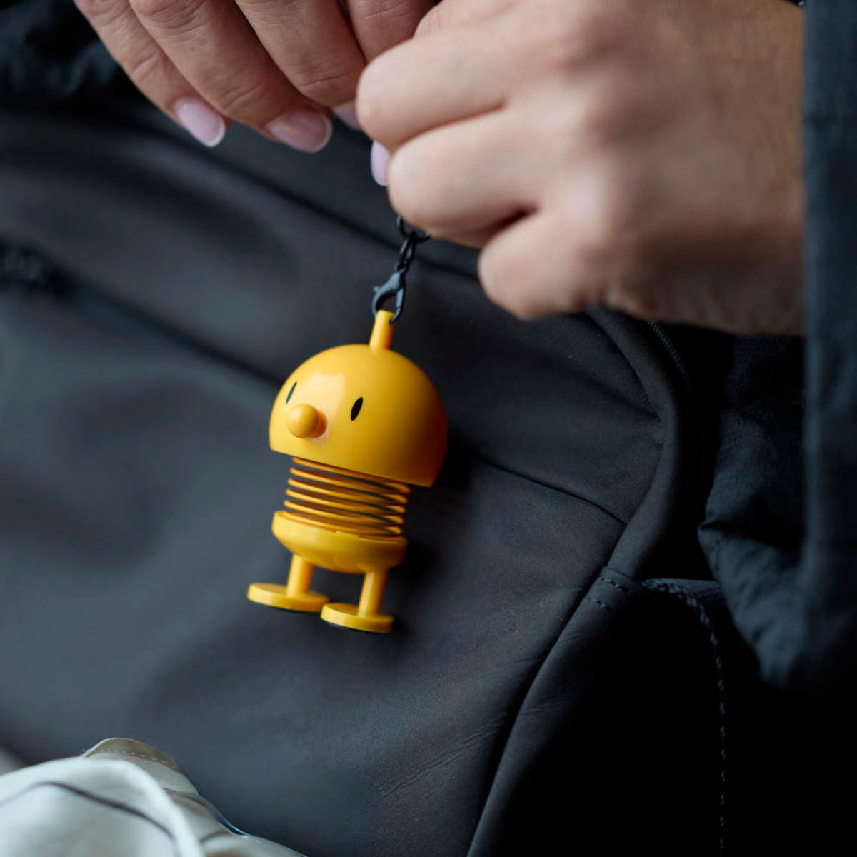 Hoptimisten Hoptimist bag charm 5,9 cm gul