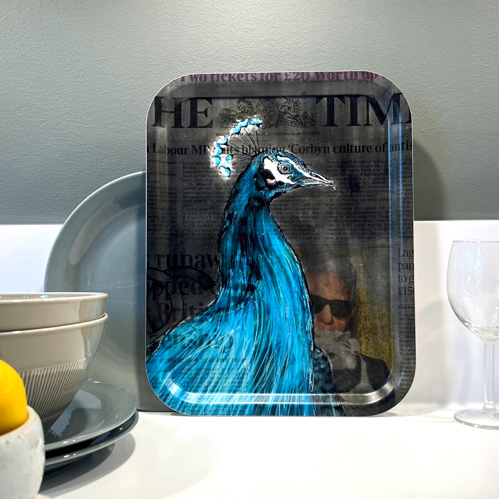 LISA TÖRNER ART Tarjotin RIP Karl Lagerfeld 33x43 cm