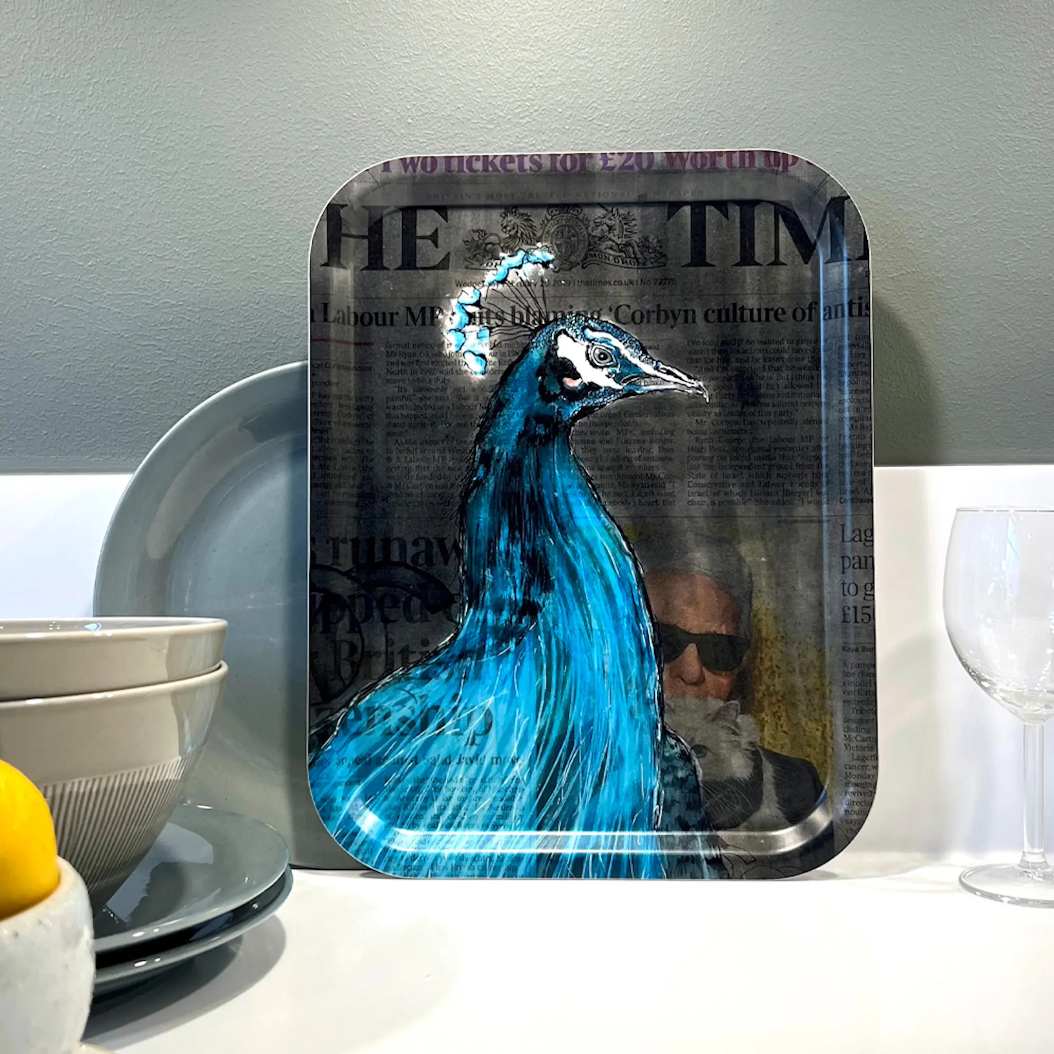 LISA TÖRNER ART Tarjotin RIP Karl Lagerfeld 33x43 cm