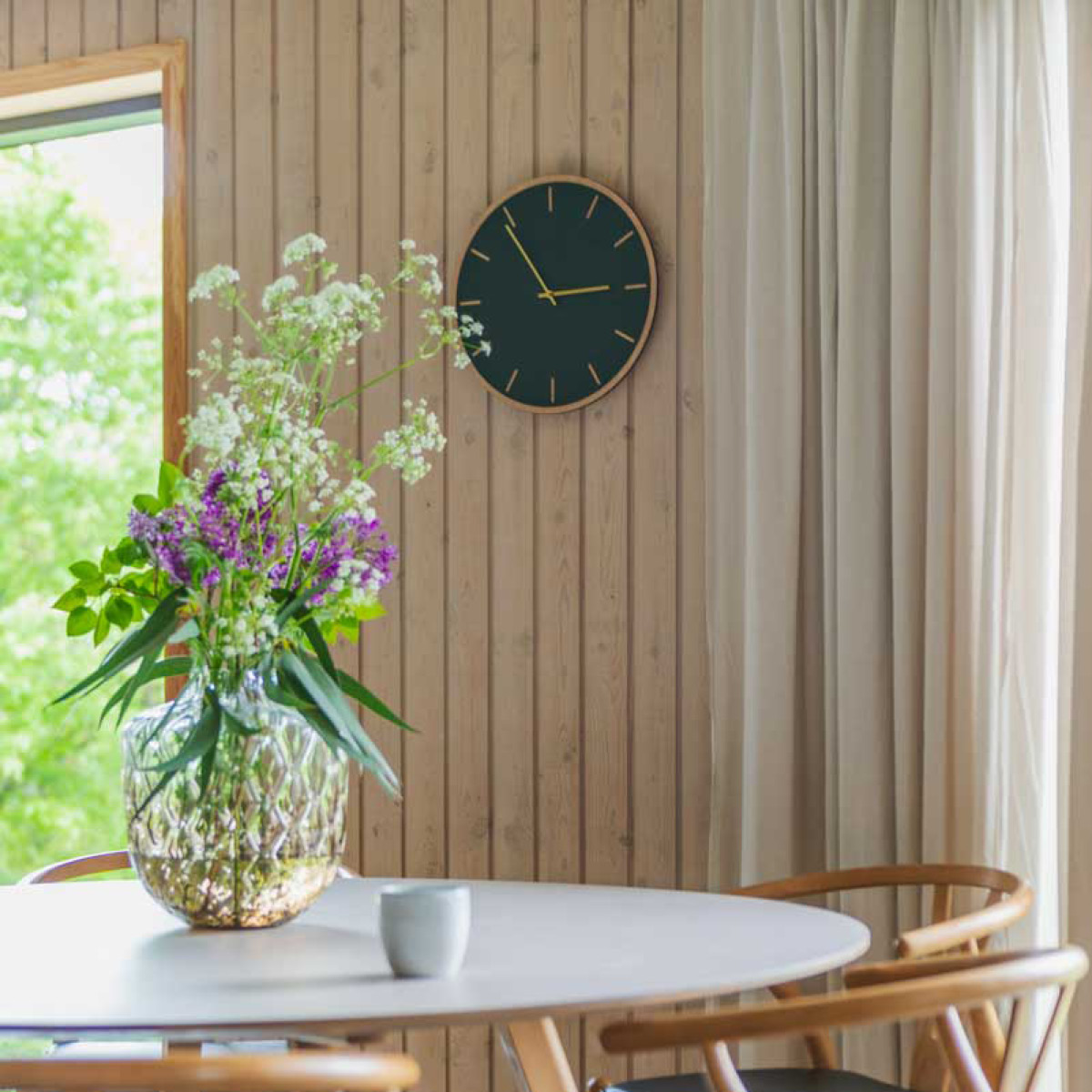 Hemverk Conifer Oak väggklocka 38 cm mörkgrön med guldvisare